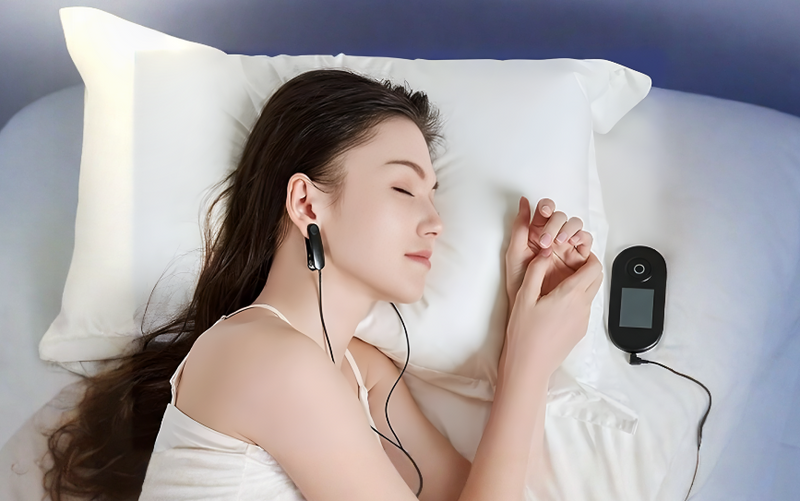 NeuroRest-Woman lying in bed with a device on her nightstand, indicating a sleep aid or relaxation scenario.